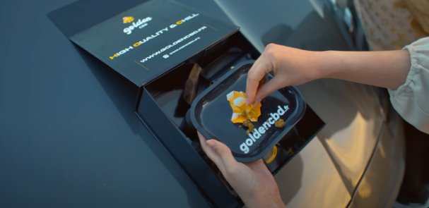 Golden CBD grinder plateau clip de rap